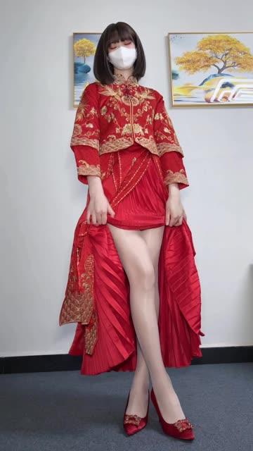 白龙猫女一天一口一个亲爱的的视频火了，白龙猫女为何如此受欢迎？