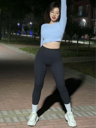 抖音魔法师臭屁楠吖微密圈资源出镜，独特变装技巧引领时尚潮流