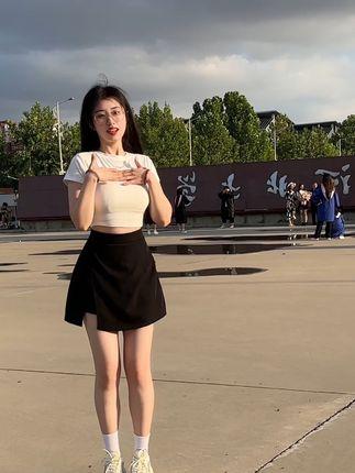 抖音魔法师臭屁楠吖微密圈资源出镜，独特变装技巧引领时尚潮流