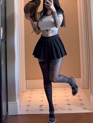 卡通百科老王时尚达人风采，她的纹身为颜值加分