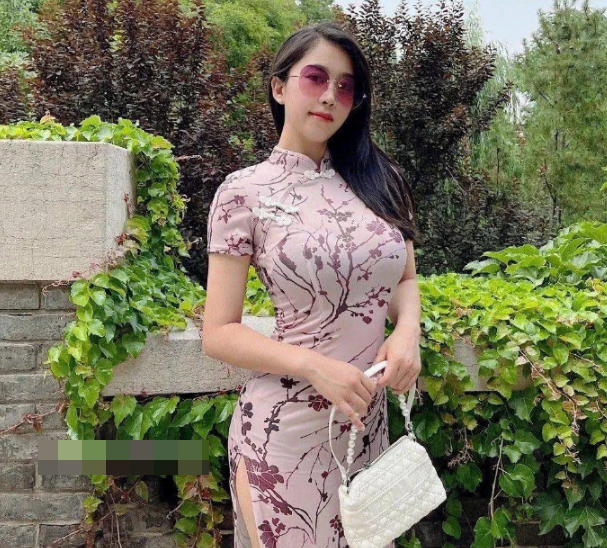 网红女神张贺玉火爆身材,独特纹身和网红脸引发热议 网红女神张贺玉火爆身材,独特纹身和网红脸引发热议