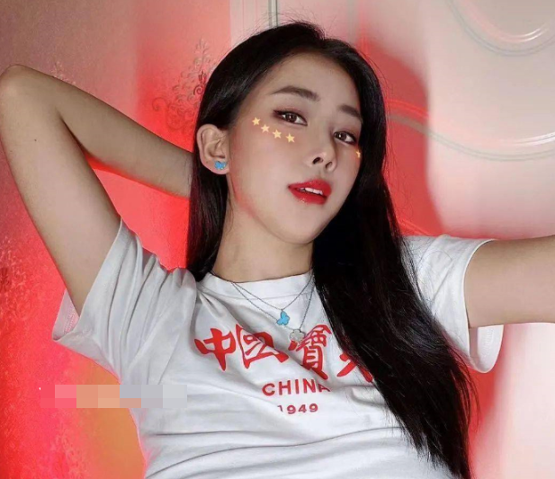 网红女神张贺玉火爆身材,独特纹身和网红脸引发热议 网红女神张贺玉火爆身材,独特纹身和网红脸引发热议