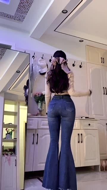 强势登场姐姐Lalion微密圈作品，细致展现她的风采