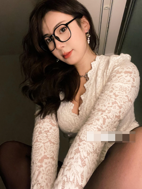 抖音博主安泥推出微密圈付费图作品，展现创意时尚风格