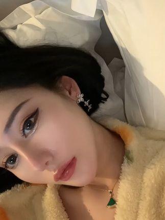 不爱笑的赛琳微密圈作品资源，专业西装外套搭配女性柔美