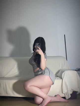 咩咩阿银微密圈作品照片时尚魅力惊艳全场，白皙肌肤与大长腿引人瞩目