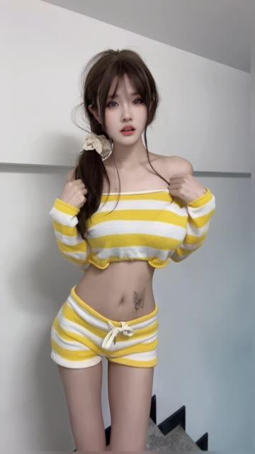 乔富贵的微密圈资源爆火，给乔买裙子的颜值与身材齐飞