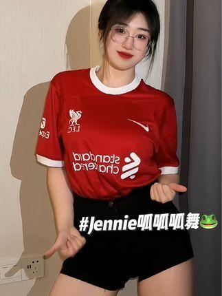 臭屁楠吖微密圈资源穿搭作品展示，满族凤凰图案旗袍引领潮流