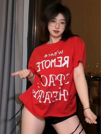 臭屁楠吖微密圈资源穿搭作品展示，满族凤凰图案旗袍引领潮流