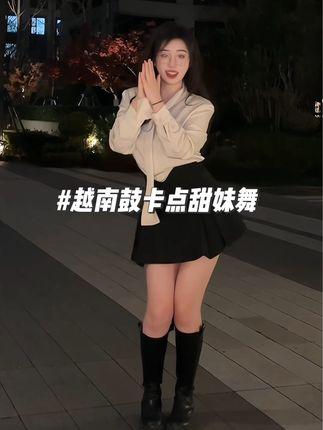 臭屁楠吖微密圈资源穿搭作品展示，满族凤凰图案旗袍引领潮流