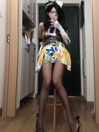 抖音美女晴小猪的微密圈资源穿搭之旅，颜值超高的时尚榜样