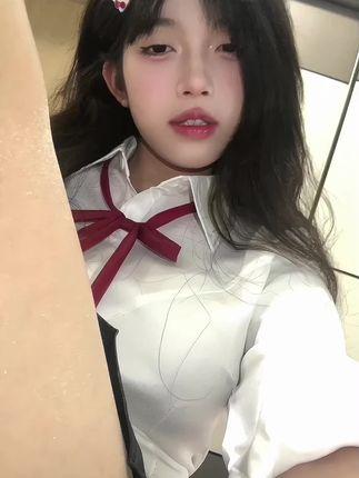 抖音美女晴小猪的微密圈资源穿搭之旅，颜值超高的时尚榜样