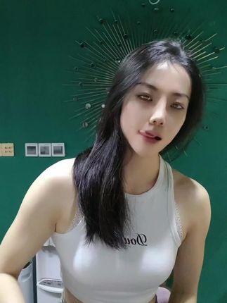 抖音网红孙佳慧的写真作品，欣赏她的美丽照片