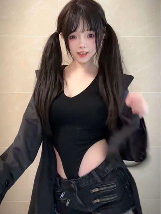 抖音女神小耳酱微密圈内容作品，笑容甜美身材迷人