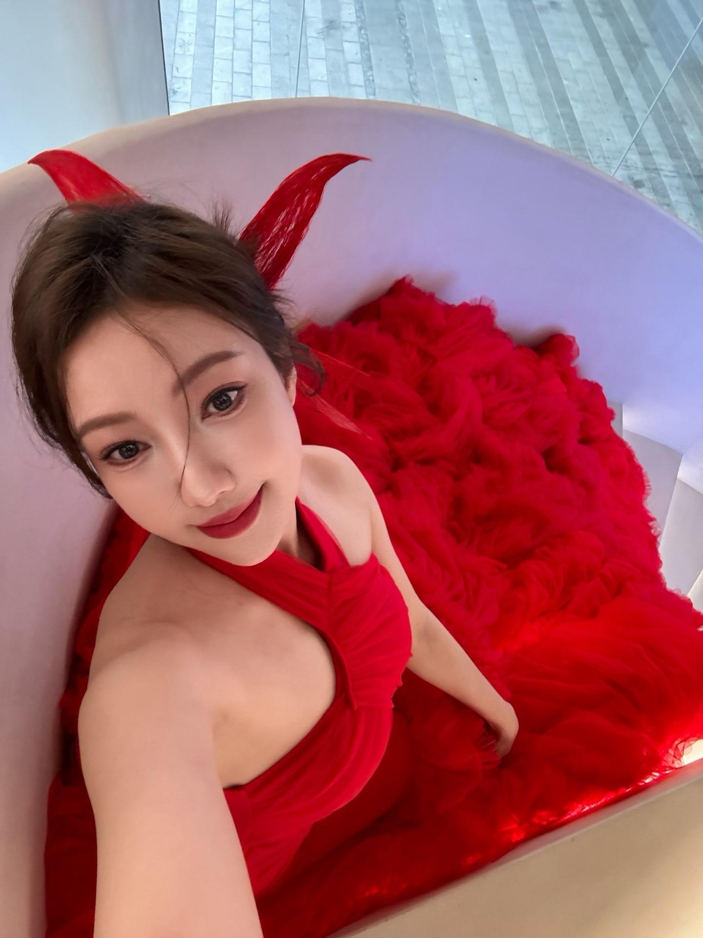 果儿Victoria化身女教师,仿佛真的置身教室之中 果儿Victoria化身女教师,仿佛真的置身教室之中