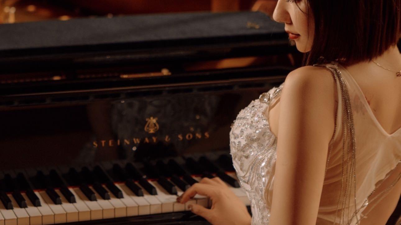 果儿Victoria化身女教师,仿佛真的置身教室之中 果儿Victoria化身女教师,仿佛真的置身教室之中