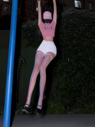 小艾根本吃不饱微密圈资源长什么样，揭示她的半脸风采