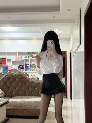 热乎乎的奶茶微密圈作品，展现魅力服装搭配与自然交融