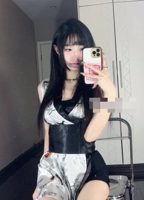 抖音博主囧静ss颜值新奇的俘虏观众,紫色连衣裙展现女人味 抖音博主囧静ss颜值新奇的俘虏观众,紫色连衣裙展现女人味