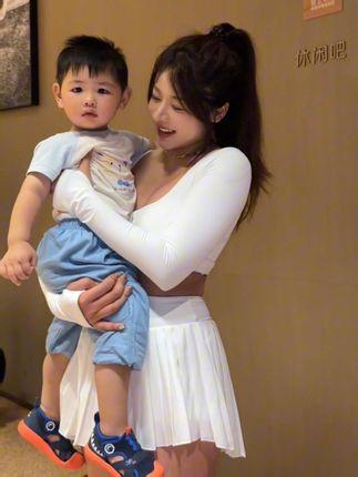 月球造梦家微博私照大揭秘，背后真实生活的一面