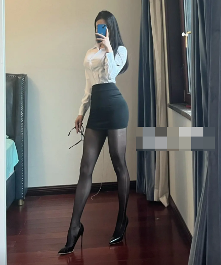 抖音网红宝儿茹微密圈充满魅力和自信的年轻人