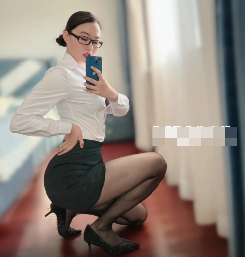 抖音网红宝儿茹微密圈充满魅力和自信的年轻人