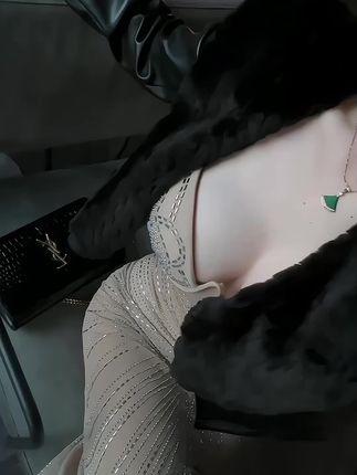 不爱笑的赛琳微博精选，她的时尚穿搭与连体比基尼