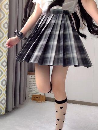 林扣弦微密圈清纯吊带装的时尚风采，202万粉丝为何为她疯狂？