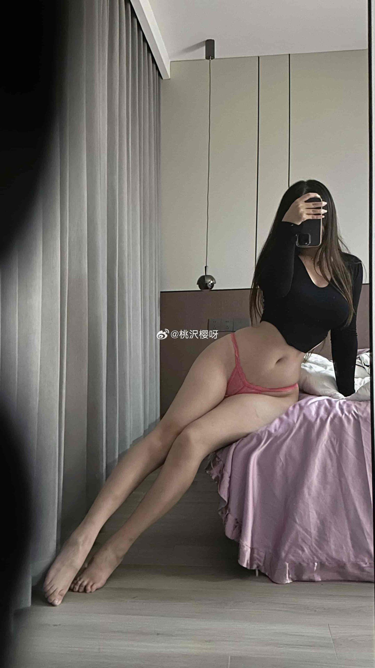 时尚网红桃沢樱呀微密圈圈子作品展示，猫眼小皮衣的创意演绎和独特魅力