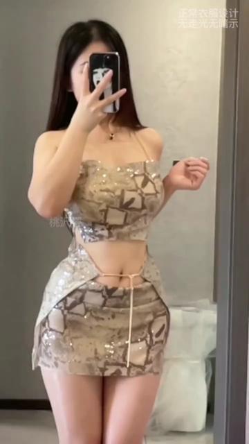 时尚网红桃沢樱呀微密圈圈子作品展示，猫眼小皮衣的创意演绎和独特魅力