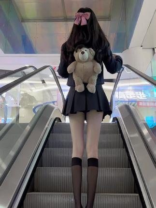 草莓酸奶微密圈作品JK短裙穿搭，展现青春活力与时尚魅力