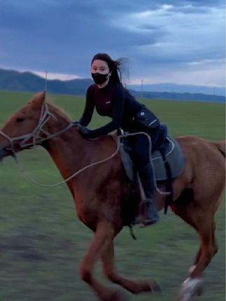 MIYA(米娅)内蒙古科目三,骑马上路的惊险体验 MIYA(米娅)内蒙古科目三,骑马上路的惊险体验