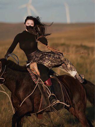 MIYA(米娅)内蒙古科目三,骑马上路的惊险体验 MIYA(米娅)内蒙古科目三,骑马上路的惊险体验