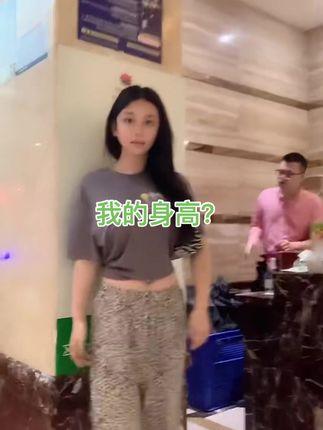 抖音奶雯觅圈新作,小秀一下身材,展示独特时尚 抖音奶雯觅圈新作,小秀一下身材,展示独特时尚