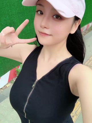 抖音奶雯觅圈新作,小秀一下身材,展示独特时尚 抖音奶雯觅圈新作,小秀一下身材,展示独特时尚