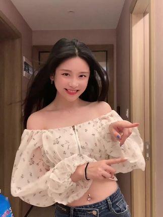 抖音奶雯觅圈新作,小秀一下身材,展示独特时尚 抖音奶雯觅圈新作,小秀一下身材,展示独特时尚