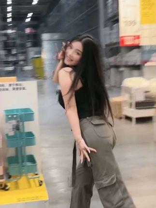 抖音奶雯觅圈新作,小秀一下身材,展示独特时尚 抖音奶雯觅圈新作,小秀一下身材,展示独特时尚