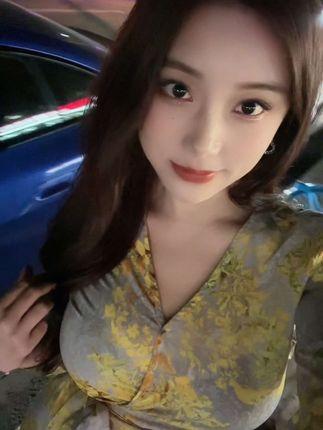 抖音奶雯觅圈新作,小秀一下身材,展示独特时尚 抖音奶雯觅圈新作,小秀一下身材,展示独特时尚