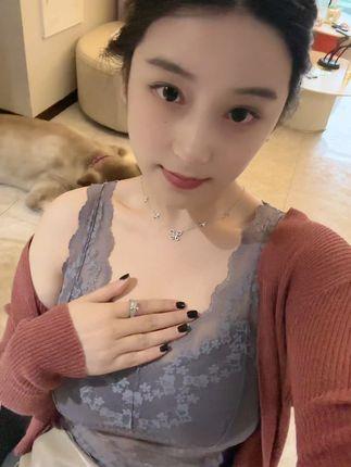 抖音奶雯觅圈新作,小秀一下身材,展示独特时尚 抖音奶雯觅圈新作,小秀一下身材,展示独特时尚