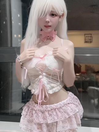 小以很乖微密圈作品展示维吾尔族盛装与花园景致的完美融合