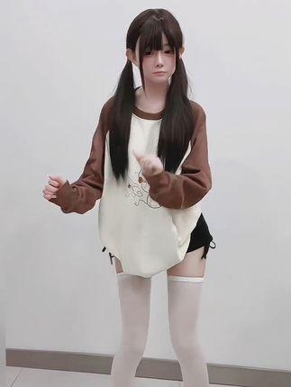 小以很乖微密圈作品展示维吾尔族盛装与花园景致的完美融合