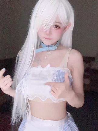 小以很乖微密圈作品展示维吾尔族盛装与花园景致的完美融合