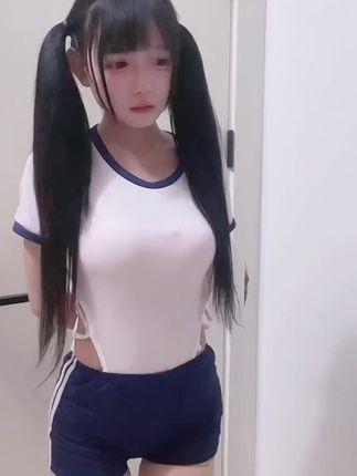 小以很乖微密圈作品展示维吾尔族盛装与花园景致的完美融合