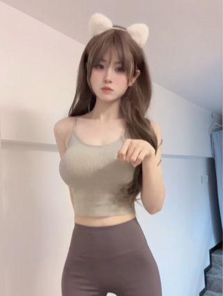 给乔买裙子微密圈作品资源的苗族服饰，展现自然之美的精致细节