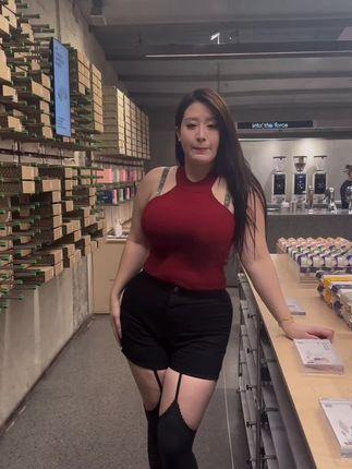 正能量制作牛奶秋刀姨视频,黑蝴蝶VS白蝴蝶谁更受欢迎? 正能量制作牛奶秋刀姨视频,黑蝴蝶VS白蝴蝶谁更受欢迎?