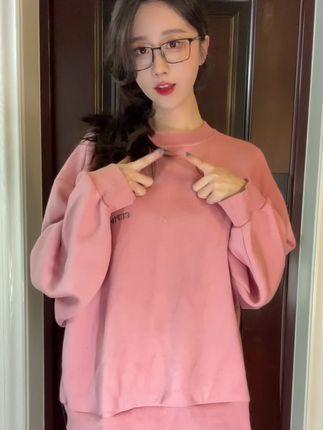 轩子巨2兔大晒私密照,网友询问腿边黑色的一团是什么? 轩子巨2兔大晒私密照,网友询问腿边黑色的一团是什么?