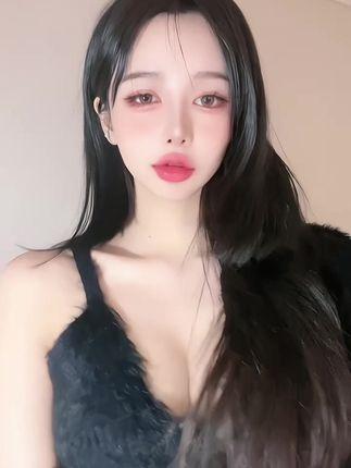 快来关注小猫咪CK微博和微密圈，可爱憨态和多彩内容