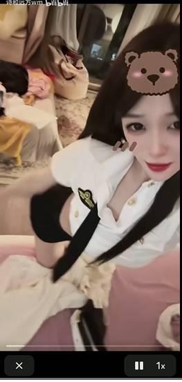 无敌粉红爆龙战神微密圈作品展现优雅时尚造型，成为备受尊敬的女神