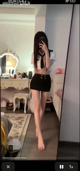 无敌粉红爆龙战神微密圈作品展现优雅时尚造型，成为备受尊敬的女神