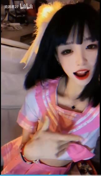 无敌粉红爆龙战神微密圈作品展现优雅时尚造型，成为备受尊敬的女神